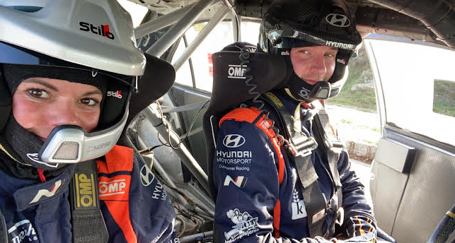 Vallentin og Haulrik sluttede den første dag i Rally Terra Sarda med at føre R4-klassen og Sarah var ikke fri for at være stolt af at være valgt som stand-in i co-driver sædet i sit første internationale rally i flere år. Simon var samtidigt meget imponeret over, hvor godt Sarah klarede opgaven.
(Foto: Sarah Haulrik)